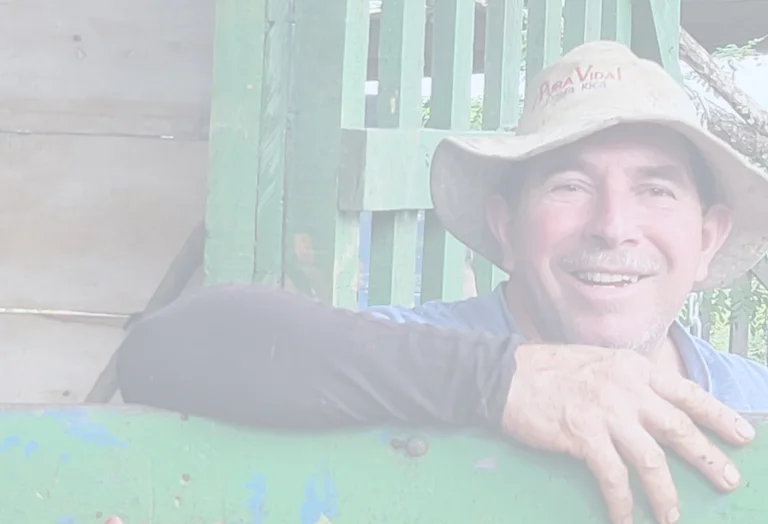 Mann lehnt an der Ladefl&auml;che eines Pickups