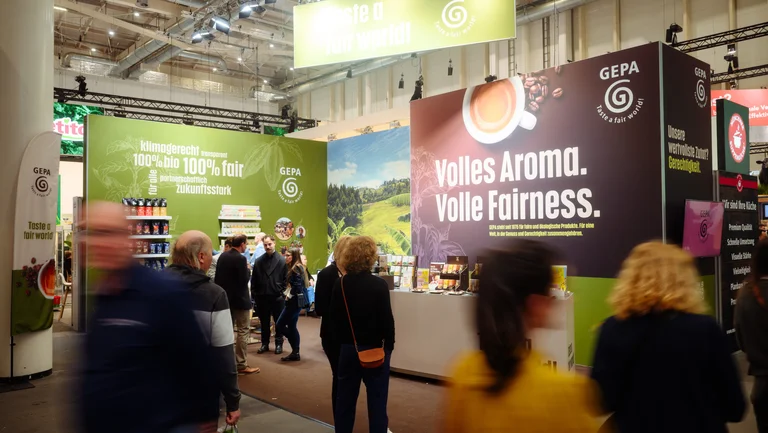Blick auf den GEPA-Messestand zur Internorga 2026. Im Vordergrund sieht man verschwommene Menschen flanieren.