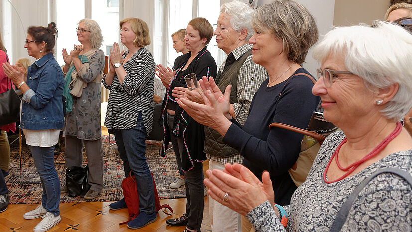 Gäste aus Medien, Weltläden und Politik bei der GEPA-Kochshow in der Baumschen Villa in Wuppertal.