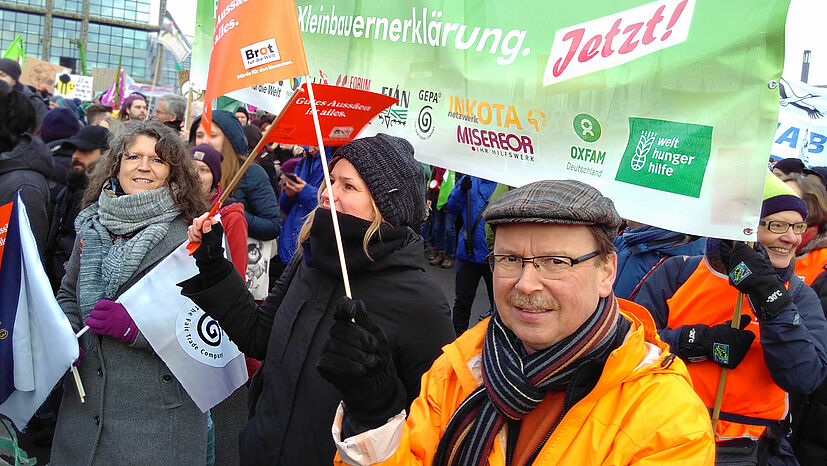 Andrea Fütterer, Leiterin GEPA-Abteilung Grundsatz und Politik (links), demonstriert in den Reihen unseres Gesellschafters Brot für die Welt auf der „Wir haben es satt!“-Demo. Hier mit u. a. Klaus Seitz (rechts), Abteilungsleiter Politik beim GEPA-Gesellschafter Brot für die Welt.