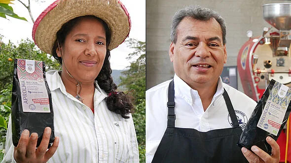 Links steht Kaffeeproduzentin Magali Aguilar (APROLMA) und hält den Ursprungskaffee der Kooperative in der Hand. Recht zu sehen ist Röstmeister Luis Alvarado (Fedecocagua), der ebenfalls den Ursprungskaffee seiner Kooperative in der Hand hält.
