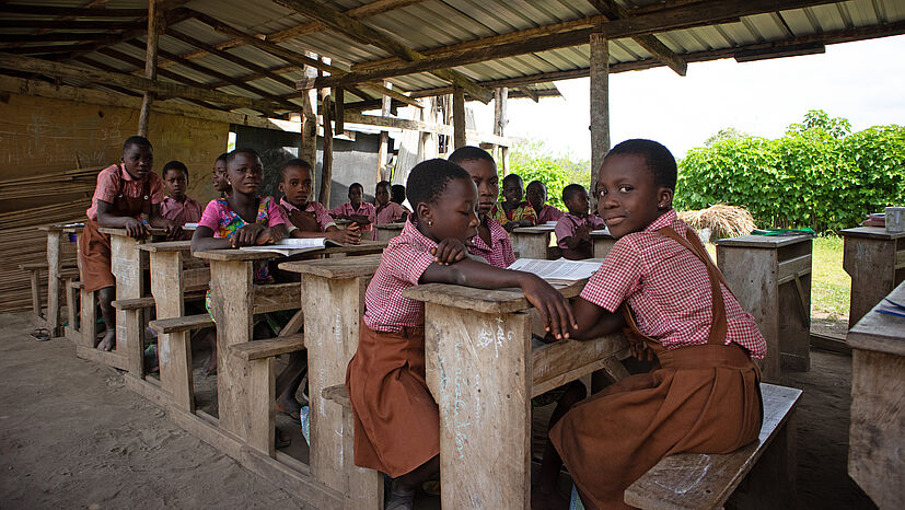 Während ihres Besuchs bei GEPA-Kakaopartner gebana Togo hatten GEPA-Mitarbeiterinnen auch Gelegenheit, eine Grundschule zu besuchen. In fünf voneinander getrennten „Räumen“ - überdacht, aber ansonsten im Freien -  besuchen hier die Kinder den Kindergarten und durchlaufen die Grundschule für vier Jahre. Danach besteht die Möglichkeit, die weiterführende Schule zu besuchen. Die Kinder kommen aus den umliegenden Dörfern. | Foto: GEPA – The Fair Trade Company