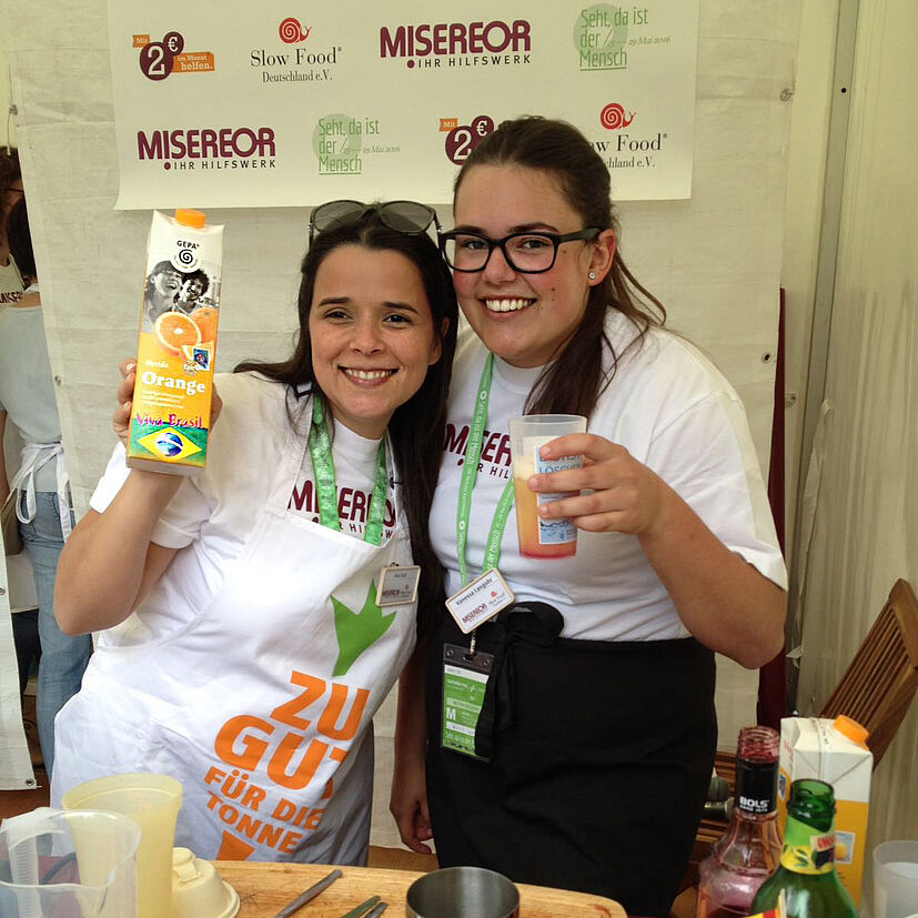 Ana Asti (links) ist begeistert: Sowohl vom Fair Trade-Orangensaft der GEPA als auch vom MISEREOR-Cocktail-Team. 