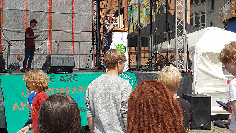 Andrea Fütterer, Leiterin Grundsatz und Politik der GEPA, spricht bei einer „Fridays for Future“-Demo. Klimagerechtigkeit spielt beim Fairen Handel eine immer wichtigere Rolle.