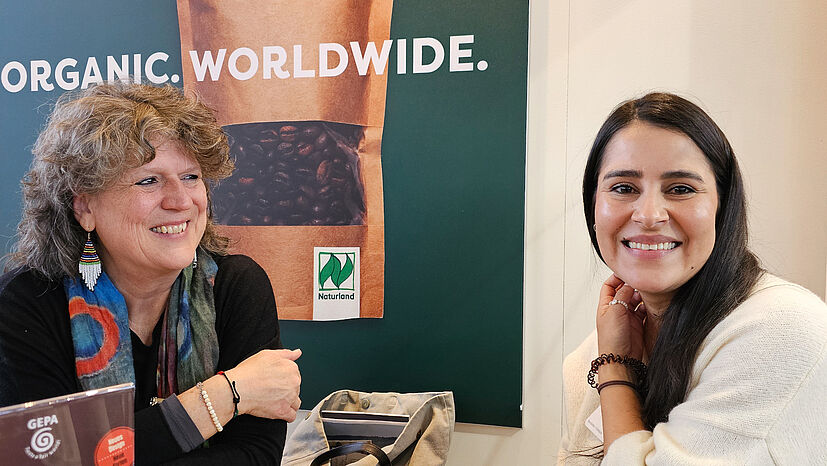 Andrea Fütterer (Leiterin der GEPA-Abteilung Grundsatz und Politik) tauscht sich mit Flhor de Maria Zelaya Contreras aus. Flhor war früher Mitglied von APROLMA (GEPA-Kaffee-Handelspartner aus Honduras) und war 2013 für drei Monate bei der GEPA zu besucht, um die Arbeit der Abteilung Weltläden kennenzulernen.