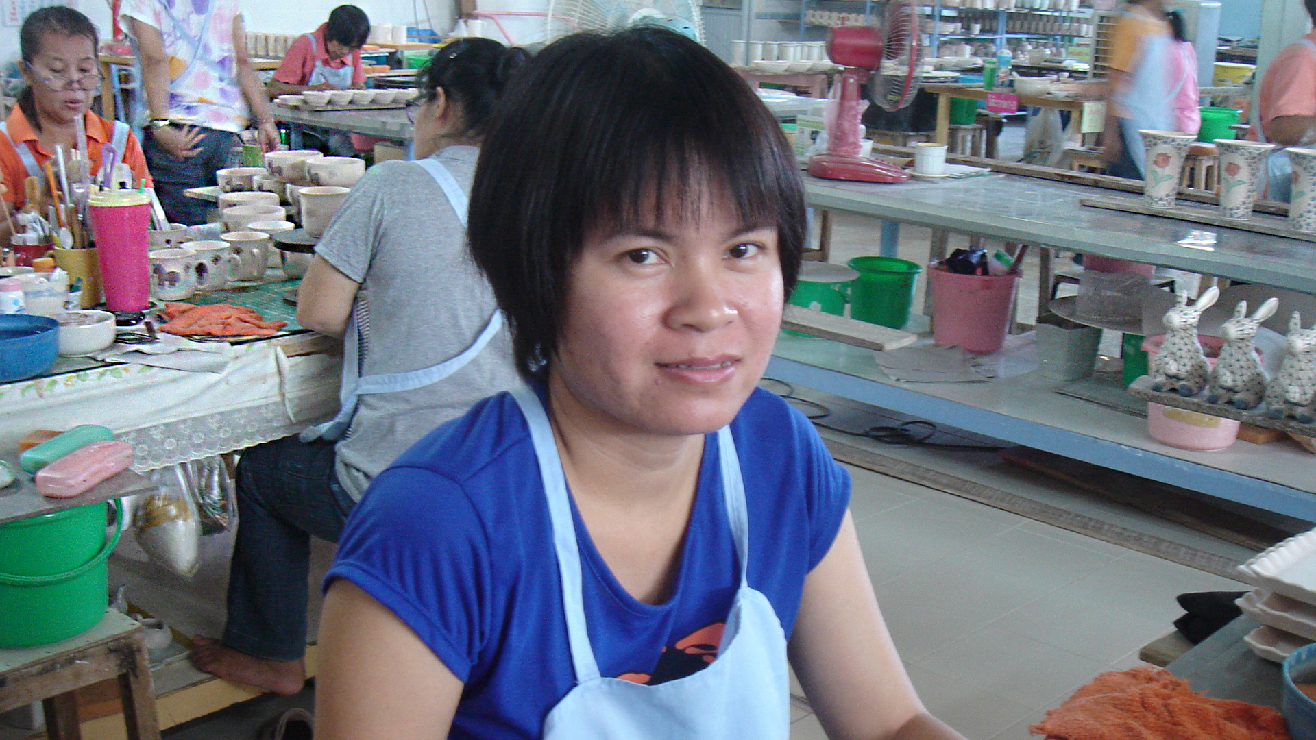 Insbesondere Frauen profitieren vom Fairen Handel mit Handwerk, zum Beispiel die Mitarbeiterinnen bei Sang Arun in Thailand. Sie erhalten die Chance auf ein eigenes Einkommen und können sich weiter qualifizieren. 